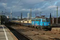 Alles andere als  romantisch  und erfreulich war die Bespannung der  romantischen Rheinfahrt  des Rheingoldzuges nach Mainz �ber Assmanshausen am 25.11.2012. Als Stellvertreterin f�r E 10 1239 passiert 1042 520-8 in ihrem Gera-Mond-Design den Bahnhof K�ln Messe/Deutz.