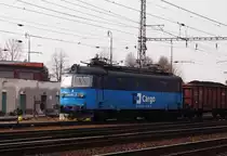 CD Cargo 122 051-6 mit G�terzug durchf�hrt den Bahnhof Lysa nad Labem am 25.11.2012.