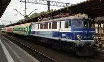 EP07-372 der PKP mit einem farbenfrohen Intercity am 12.7.11 im Gdańsk Gł�wny/HBF Danzig.