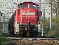 295 088-9 am 19.4.11 auf der Strecke Neum�nster-Kiel nordw�rts fahrend. Das die beiden Masten rechts im Bild schief wirken, liegt an der Kamera.