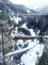 RhB Schnellzug 550 von St.Moritz nach Chur am 03.03.1998 bei Albula I-Viadukt zwischen Preda und Muot mit E-Lok Ge 4/4 III 642 - B 2318 - B 2323 - WR 3811 - A 1263 - A 1293 - B 2393 - B 2379 - B 2360 - D 4222 - Skl 8406. Hinweis: gescanntes Dia
