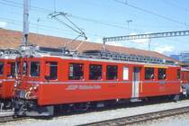 RhB - ABe 4/4 487 II am 12.08.1992 in Chur - Gleichstromtriebwagen Arosabahn - �bernahme 11.01.1973 - SWS/BBC/SAAS/RhB - 480 KW - Gewicht 45,00t - 1./2.Klasse Sitzpltze 12/24 - L�P 16,97m - zul�ssige Geschwindigkeit 65 km/h - �2=07.08.1986 - Logo RhB in deutsch. Lebenslauf: 11/1997a - 10/1999 verkauft CJ ABef 4/4 642. Hinweis: Die Triebfahrzeugserie bestand aus 2 Fahrzeugen mit den Nummern 487II und 488, gescanntes Dia
