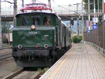 1020.44 f�hrt mit Sdz.  Kaiser Max  in den Bhf. Jenbach ein. 2006-08-01