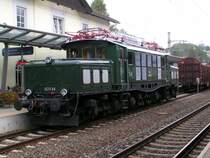 1020.44 brachte gerade den Sdz.  Kaiser Max  nach Jenbach und setzt nun an das andere Zugende. 206-08-01