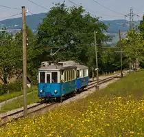 Triebwagen Ce 2/3 ex 28 der TL (Transports publics de la r�gion lausannoise (deutsch �ffentliche Transporte der Region Lausanne)) mit dem Steuerwagen nr. 57 ex BVB (Bex–Villars–Bretaye) kommt von Blonay hoch, hier am 27.05.2012 bei Chaulin. 
Der Triebwagen wurde 1948 von SWS und SAAS gebaut, der Steuerwagen 1930 von SIG.