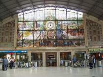 Gro�es Glasfenster mit Uhr im RENFE-Bahnhof Bilbao Abando, aufgenommen September 2005.
