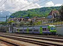 Dreiteiliger BLS NINA 12 (RABe 525 012) angestellt am 28.05.2012 im Bahnhof  Spiez. 

Der NINA (Niederflur-Nahverkehrs-Zug) ist 47,7 m lang, hat ein Gewicht von 79 t, eine Leistung von 1.000 kW bringt ihn auf eine H�chstgeschwindigkeit von 140 km/h.

Die NINA wurde von Vevey Technologies zusammen mit Bombardier-Talbot, Aachen entwickelt und im Werk Villeneuve (VD), zwischen 1998 bis 2005, gebaut. Das Niederflurkonzept und die Drehgestelltechnik stammen weitgehend vom Triebzug Talent 1. Die Drehgestelle weisen eine fast gleiche Konstruktion auf, die lediglich f�r die NINA angepasst wurde.
