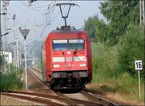 101 013-1 rangiert vor dem Hbf Stralsund.   (am 30.07.06) 