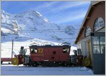 Selbstfahrende Schleuder Xhe rote 2/2 Nr 12 vor dem Depot Kleine Scheidegg und vor dem M�nch. (13.11.2012)