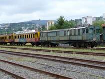 De 4/5  976 mit 3 St�ck Personenwagen ex Montafon ex SBB Ausrangiert und Abgestellt zum vergessen ???? in Le Locle Col de Roches  Foto vom 01.08.2006