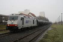 Nur noch die Lok umh�ngen und dann ins Tanklager nach Lederhose. 285 108-7 von ITL steht am 29.11.2012 in Niederp�llnitz. Den Tankzug Hamburg-Lederhose Tanklager hat der TF in Delitsch(sachs.) �bernommen. Gr��e an den TF!