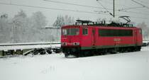 die 155 183-7 hat gerade einen Leerzug nach Freiberg gebracht und wartet nun auf die R�ckfahrt Richtung Dresden, was aber wegen der Behinderungen durch Schneebruch zwischen Tharandt und Klingenberg-Colmnitz recht ungewi� ist (30.11.2012).   