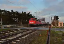 RE 4 Verst�rkerzug nach Aachen, gezogen von der 110 457-9 am Freitagnachmittag am B� Herrather Linde. 