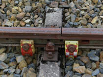 Kein Beinbruch aber ein glatter Schienenbruch. Die Strecke Sch�nberg/Vogtland - Hirschberg/Ullersreuth Anschlu� Rettenmeier wurde nur noch sporadisch benutzt. Mit 16 Kilometern ist die Anschlu�bahn auch ziemlich lang.
Beim ersten Hackschnitzelzug nach langer Zeit am 28.06.2012 entgleiste ein Wagen im ehemaligen Bahnhof G�ttengr�n/Gefell. Ein Siemens Eurorunner der Press war am Zug. Die Strecke wird zwar regelm��ig gewartet aber ins metallische Innenleben einer Schiene kann man nicht unbedingt hineinsehen.
G�ttengr�n am 13.08.2012