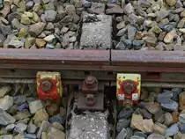 Kein Beinbruch aber ein glatter Schienenbruch. Die Strecke Sch�nberg/Vogtland - Hirschberg/Ullersreuth Anschlu� Rettenmeier wurde nur noch sporadisch benutzt. Mit 16 Kilometern ist die Anschlu�bahn auch ziemlich lang.
Beim ersten Hackschnitzelzug nach langer Zeit am 28.06.2012 entgleiste ein Wagen im ehemaligen Bahnhof G�ttengr�n/Gefell. Ein Siemens Eurorunner der Press war am Zug. Die Strecke wird zwar regelm��ig gewartet aber ins metallische Innenleben einer Schiene kann man nicht unbedingt hineinsehen.
G�ttengr�n am 13.08.2012