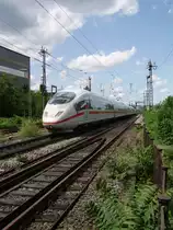 Ein ICE 3 (BR 403) in Frankfurt am Main auf den Weg in Richtung Westen am 11.06.11   