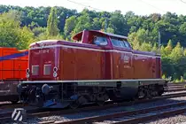 Die 211 051 -8 der EfW-Verkehrsgesellschaft mbH (Frechen), ex DB V 100 1051, abgestellt am 16.09.2012 in Betzdorf/Sieg.

Die V 100. 10 wurde 1962 bei MaK in Kiel unter der Fabriknummer 1000069 gebaut und als V 100 1051 an die DB geliefert, 1968 erfolgte die Umbezeichnung in 211 051 -8 bis sie dann 2001 bei der DB ausgemustert wurde.
 
�ber ALS - ALSTOM Lokomotiven Service GmbH, Stendal wurde sie 2002 /2003 an die EfW verkauft. Die Lok hat die NVR-Nummer 92 80 1211 051-8 D-EFW