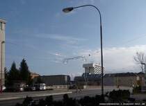 Gute Nachrichten aus Innsbruck: die bereits in den 20er-Jahren des vergangenen Jahrhunderts in ihren Tragwerken vorausschauenderweise hinreichend dimensioniert errichtete Universit�tsbr�cke wird nunmehr tats�chlich - wie urspr�nglich geplant - durch eine Stra�enbahnverbindung gekr�nt, die tats�chlich, wenn auch nur fast, zum H�ttinger Bahnhof f�hrt. Dort allerdings, wo sie tats�chlich hinf�hrt, soll eine neue Station errichtet werden, ein zukunftsweisendes Projekt, das zwei Schulen g�nstiger als bisher erschlie�en wird. So schimmert also frisch gespannter Kupferdraht in der fr�hwinterlichen Vormittagssonne. Die ersten Erprobungsfahrten haben schon stattgefunden, eine davon untertags mit einigen Bahnen am vergangenen Mittwoch, 28. November, und mit 14. Dezember wurde die Strecke dann er�ffnet, nicht ohne da� abends zuvor im Dunkeln eifrig gefahren worden w�re - gewendet wurde bei der Endstation West und in der Bruneckerstra�e auf dem kurze Zeit vor der Streckener�ffnung neu errichteten dortigen Gleiswechsel. Anfang Dezember 2012 kHds