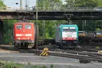 151 001-5 f�hrt mit einem gemischten G�terzug in Aachen-West ein, w�hrend Cobra-Lok 2806 im Gleisvorfeld wartet, um einen anderen Zug zu �bernehmen. Aufgenommen am 06/05/2011.