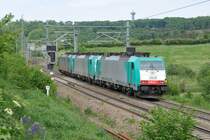 Nachschuss von einem Dreier-LZ mit der 2829 am Ende auf dem Weg nach Aachen-West. Im Hintergrund erkennt man den Aussichtsturm auf dem Dreil�ndereck B NL D. Die Aufnahme entstand bei Gemmenich/Botzelaer am 08/05/2011.