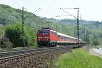 Am 23/04/2011 zog 111 069-1 einen Fussballsonderzug mit Fans des 1.FC Kaiserslautern zum Bundesligaspiel nach Gelsenkirchen. Damals war die Welt f�r die Lauterer noch in Ordnung, denn sie gewannen ihr Spiel auf Schalke mit 1-0. Das Bild entstand auf der rechten Rheinseite kurz vor Erpel.