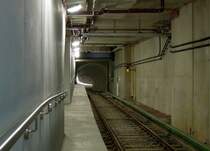 Blick von der neuen Hamburger U-Bahnstation  �berseequartier  in den Tunnel Richtung  Jungfernstieg  - fotografiert vom Bahnsteig vor der Sperre. 1.12.2012