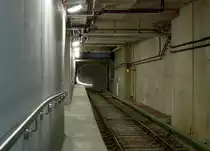 Blick von der neuen Hamburger U-Bahnstation  �berseequartier  in den Tunnel Richtung  Jungfernstieg  - fotografiert vom Bahnsteig vor der Sperre. 1.12.2012