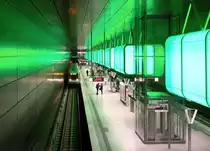 Zug der Linie U4 im der Station  �berseequartier  in der Hamburger Hafencity. Im Rhythmus von f�nf Minuten wechseln hier die Farben. 1.12.2012