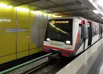 Mit der neuen Hamburger U-Bahnlinie U4 in die Hafencity. Ganz lustig nebenbei - f�r ein gro�es zweites H im Schriftzug auf diesem Triebwagen hat es offenbar nicht gereicht. Bahnhof  Jungfernstieg , 1.12.2012