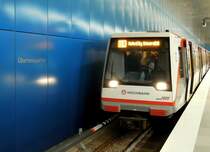 Zug der Hamburger U-Bahnlinie U4 in der Station  �berseequartier . Zur Zeit ist die Fahrt vom Bahnhof  Jungfernstieg  Richtung Hafencity kostenlos. Wenn der Winterfahrplan beginnt, muss man zahlen. Bis zum n�chsten Sommer wird die Endstation  HafenCity Universit�t  nur an Wochenenden und Feiertagen bedient. 1.12.2012