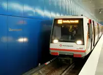 Zug der Hamburger U-Bahnlinie U4 in der Station  �berseequartier . Zur Zeit ist die Fahrt vom Bahnhof  Jungfernstieg  Richtung Hafencity kostenlos. Wenn der Winterfahrplan beginnt, muss man zahlen. Bis zum n�chsten Sommer wird die Endstation  HafenCity Universit�t  nur an Wochenenden und Feiertagen bedient. 1.12.2012