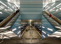 Die neue Hamburger U-Bahnstation  �berseequartier . Mit Lichteffekten und Farbverl�ufen an den Kachelw�nden wird der Eindruck vermittelt, man bef�nde sich unter Wasser. F�r mich die beeindruckendste Hamburger U-Bahnstation! 1.12.2012