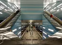 Die neue Hamburger U-Bahnstation  �berseequartier . Mit Lichteffekten und Farbverl�ufen an den Kachelw�nden wird der Eindruck vermittelt, man bef�nde sich unter Wasser. F�r mich die beeindruckendste Hamburger U-Bahnstation! 1.12.2012
