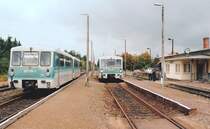 Zugkreuzung in Crawinkel im Mai 2001: 972 739 (links) wird nach Gr�fenroda weiter fahren und 972 713 (rechts) nach Gotha.