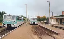 Zugkreuzung in Crawinkel im Mai 2001: 972 739 (links) wird nach Gr�fenroda weiter fahren und 972 713 (rechts) nach Gotha.