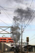 Ein Bild, so h��lich, da� es schon seinen eigenen Reiz hat. Ungeachtet des Masten- und Drahtdschungels rust und qualmt die NLB 93.1420 am 01.12.2012 vor der NF 19130 im Bf. Liesing.