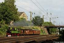 Etwas verloren wirkt IV K 132 mit ihrem Traditionszug neben den Gleisen der  Gro�en , als sie am Abend des 09.07.06 Radebeul Ost verl�sst.