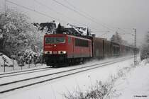 155 036 unterwegs in der Ortschaft Chemnitz Gr�na mit einen Autoteile Zug von VW, welcher nach Mosel(b. Zwickau) f�hrt, fotografiert am 30.11.2012 im Schneegest�ber