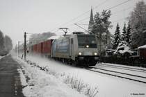 185-675 von Railpool durchf�hrt im Schneegest�ber die Ortschaft Chemnitz Gr�na mit einem Container Ganzzug. 30.11.2012