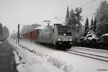 185-675 von Railpool durchf�hrt im Schneegest�ber die Ortschaft Chemnitz Gr�na mit einem Container Ganzzug. 30.11.2012