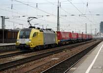 182 529 mit einem Winner-KLV am 07.11.2008 bei der Durchfahrt in M�nchen Ost.