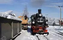 01.12.2012, 99 1608-1, Bekohlung von Hand in Obercarsdorf, links im Bild der Br�ckenoberbau f�r die �berquerung der Roten Wei�eritz am Ortseingang, welcher hoffentlich bald wieder gebraucht / im Einsatz sein wird -  Sonderfahrten im oberen Abschnitt der Wei�eritztalbahn