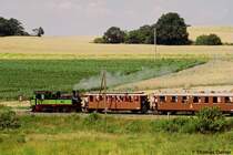IV K 132 verl�sst mit ihrem Traditionszug Friedewald Bad in Richtung Radebeul. Dieses Bild entstand am 09.07.06 von der Baustelle der neuen Umgehungsstra�enbr�cke aus.