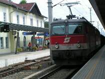 1144 258-9 + Tandemlok durchfahren am 1.Aug.2006 mit G�terzug den Bhf.Jenbach
