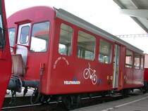 Der B9 war trotz  Panoramafenstern  bei den Reisenden nicht sehr beliebt, da er als 2-Achser einen etwas ruppigen und l�rmigen Lauf hatte. So wurde er kurzerhand in einen Fahrradwagen umgebaut.
Damit lassen sich die 400 H�henmeter zwischen Bodensee und Appenzeller Vorderland bequem �berwinden. Heiden 02.08.2006