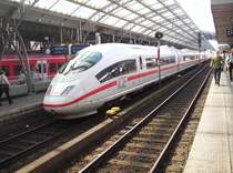 ICE3M als ICE 129 von Amsterdam C nach Frankfurt(M) Hbf ausnahmsweise an Gleis 9 in K�ln Hbf.01.08.2006