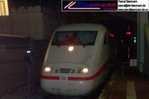 Es mutet fast an, als m�sste sich dieser ICE 1 durch die enge L�cke zwischen Bahnhof und Wand quetschen.....