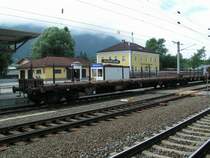 Rns-z am Bhf. Jenbach, im Hintergrund Schwellenzug u. Zillertalbahngeb�ude (2006-08-01)