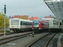 NE'81 VS, Desiro VT 2003A und NE'81 VT (letzte Generation) am 01.11.2005 im Bahnhof Sch�llkrippen. Kurz danach wechselte der Betreiber auf der Kahlgrundbahn und die Kahlgrund Verkehrsgesellschaft (KVG) hatte zwar Fahrzeuge, aber keinen Fahrauftrag mehr.