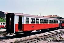 Porto Trindade 14. Mai 1988. Der Wagen entstammt einer Serie von siebzehn Ganzstahlwagen, die Oficine Meridiolane SA in Neapel 1931/32 f�r die Meterspurstrecken von Porto geliefert hat.